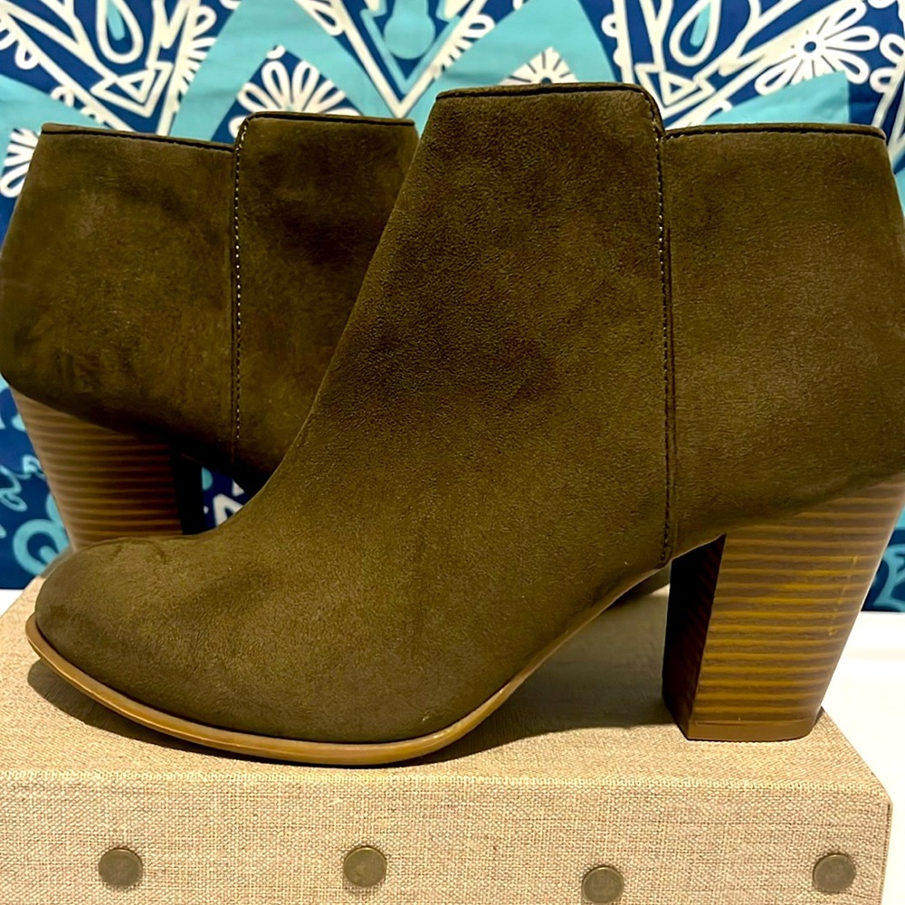 Women’s Booties Olive Size 9 Old Navy